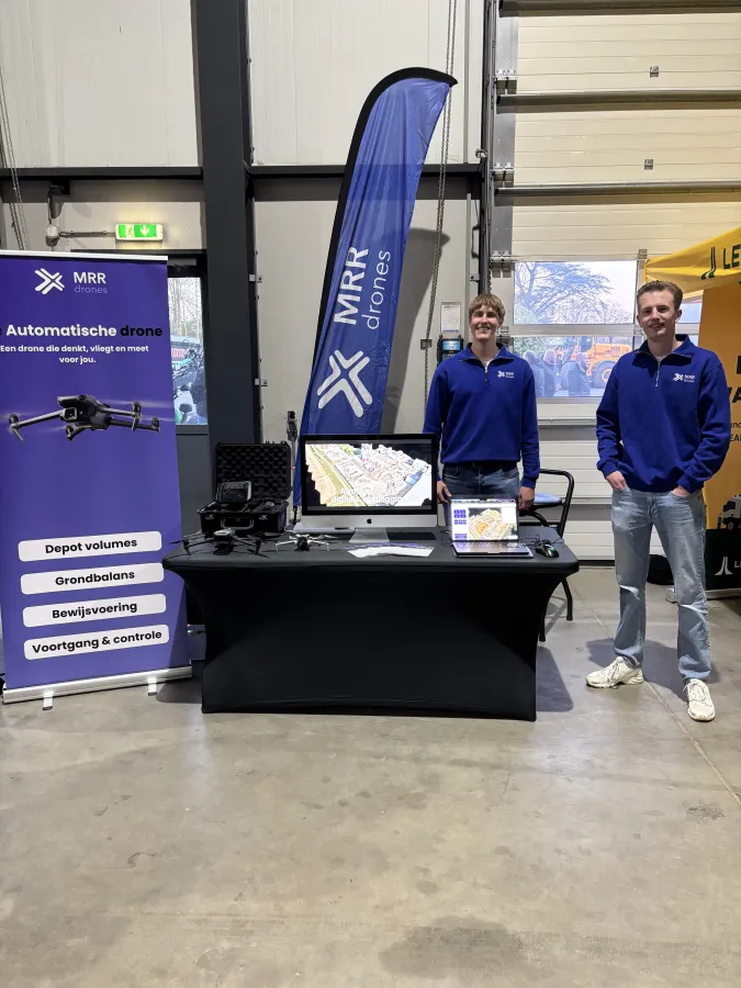 Het MRR Drones-team bij de eigen stand op een vakbeurs