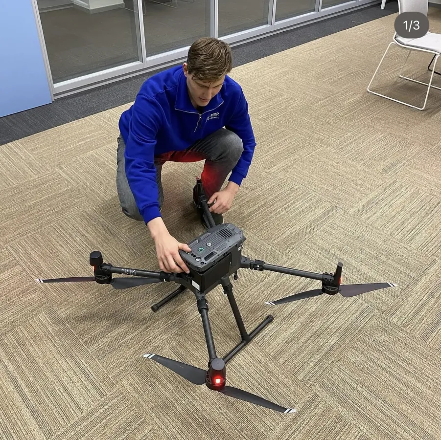 Teamlid maakt een meetdrone startklaar op kantoor