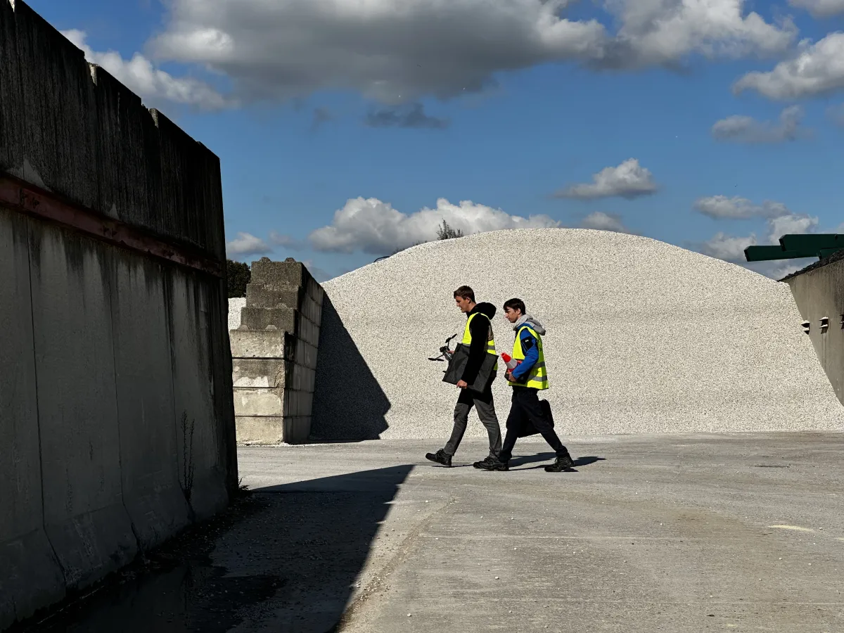 Inspectie te voet langs een grondstoffendepot voorafgaand aan een volumemeting