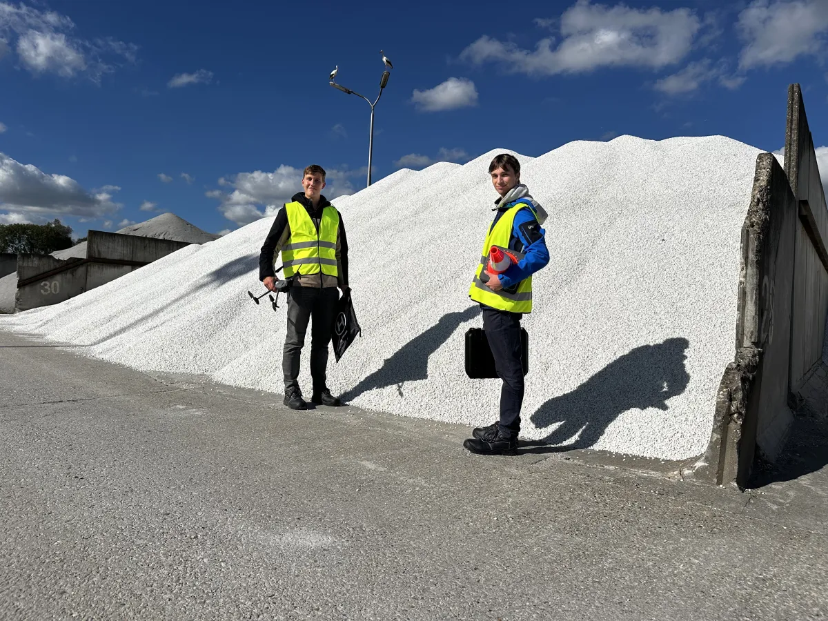 Het MRR Drones-team op locatie bij een grondstoffendepot
