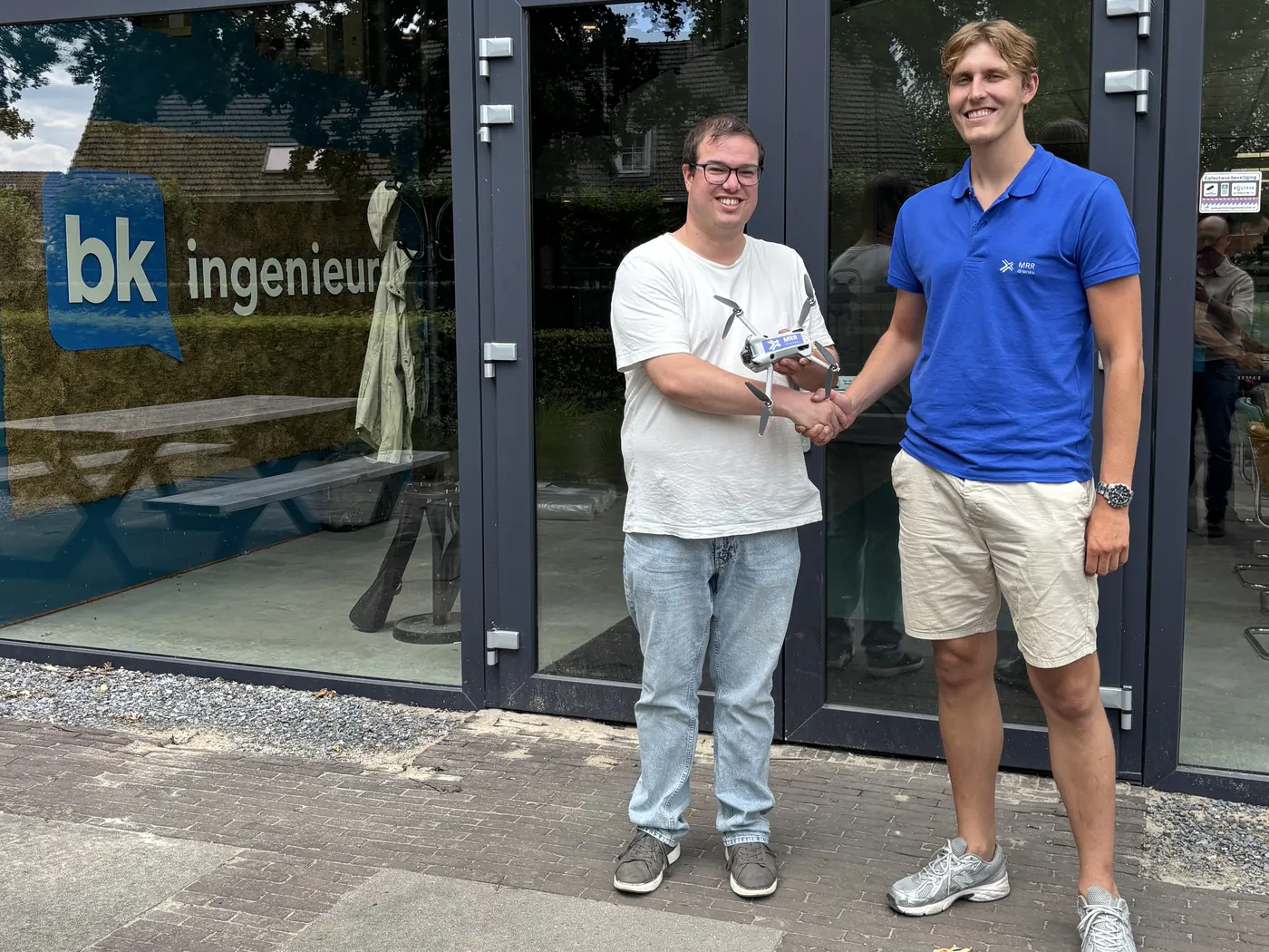 Overhandiging van de AiroMap-drone bij het kantoor van BK Ingenieurs