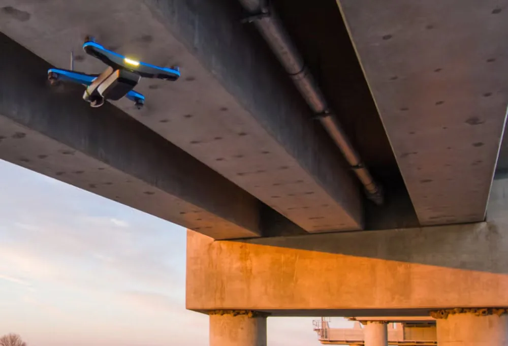 Drone die de onderkant van een betonnen brug inspecteert